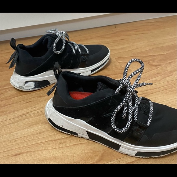 Size 8. Anatomically contoured and arch support .Black and white. Light weight - Picture 2 of 4